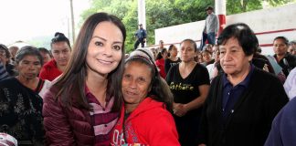 Senado Nuvia Mayorga entrega Cacao y azúcar en la región Otomí.