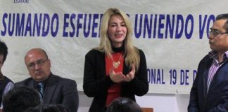 Ana Miriam Ferráez en la conferencia de Asociación Expresión Ciudadana de Veracruz