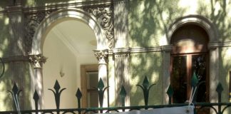 Decenas de desplazados de Coatzacoalcos por la inseguridad, protestaron en CDMX