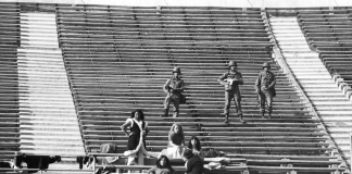Chile; Ex prisioneras del Estadio Nacional son retratadas en exposición fotográfica