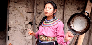 Nancy Risol , Joven indígena youtuber se hace viral.