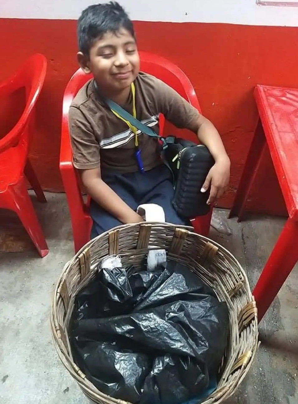 Se hace viral niño que ayuda a su padre ciego . #APOYA #Coatzacoalcos. |  Billie Parker Noticias