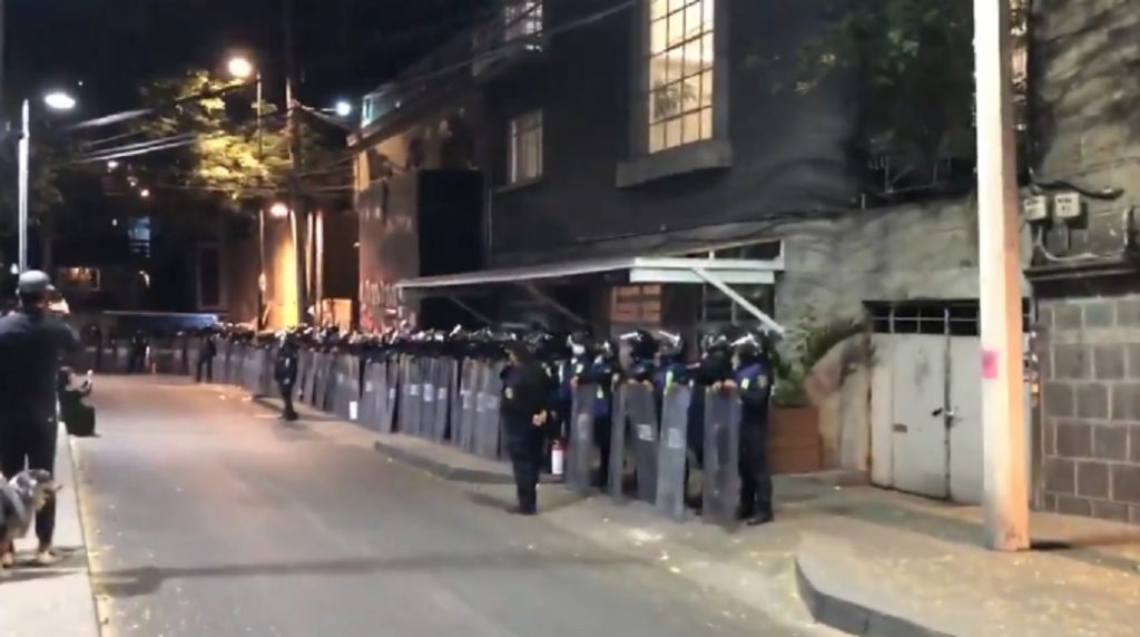 Casa de Roemer protegida por la policia de Ciudad de México
