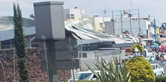 El techo de terminal de autobuses de Atlacomulco arrancado por fuertes vientos #Video