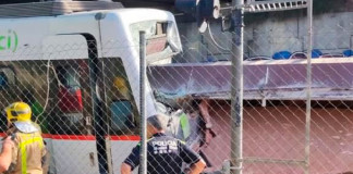 Reportan un muerto y 85 heridos tras choque de trenes en Barcelona.