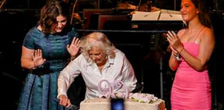 Le celebran a Elena Poniatowska sus 90 años en Bellas Artes