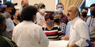 Da Ricardo Ahued ejemplo de cómo resolver los problemas sociales