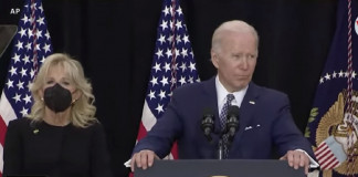 Biden llama a rechazar el veneno de la supremacía blanca al reunirse con familias de víctimas