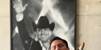 Julión Álvarez muestra parte de su vida personal con “Una raya más al tigre”