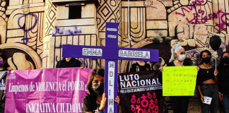 Mujeres en México toman plazas públicas para declarar luto nacional por feminicidios y desapariciones