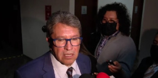 Monreal sale a defender a la UNAM