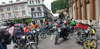 Motorepartidores en Xalapa bloquearon Enríquez exigiendo cese de acoso policial