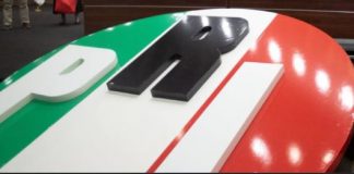 Cajón, flores y plañideras