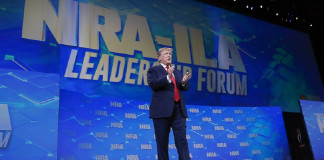 Trump pide a estadounidenses a armarse y rechaza controles de armas.