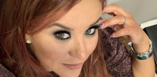 Frente a la Fiscalía de Puebla miles exigen justicia por feminicidio de Cecilia Monzón.