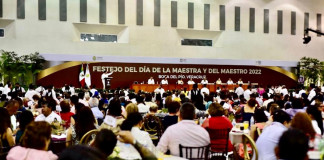 Con un minuto de aplausos recuerdan a maestros fallecidos durante la pandemia por la COVID-19.