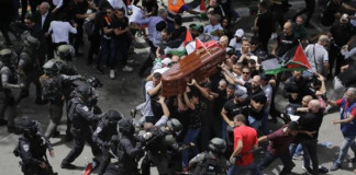 Dan el último adiós a la periodista de Al Jazera en medio de un enfrentamiento.