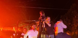 Exhiben a candidata de Morena evitando se lleven a presuntos delincuentes electorales