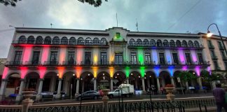 Palacio Municipal de Xalapa se viste de colores del mes del orgullo