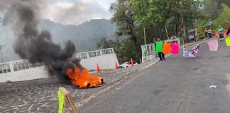Madres y padres de Familian bloquearon carretera Xalapa Misanttla exigiendo cárcel para acosador de alumnas