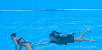 Nadadora estadounidense se desmaya y entrenadora la rescata.