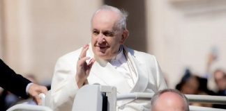 Así responden a periodista que difundió rumores sobre renuncia del Papa Francisco.