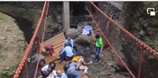 Colapsa puente colgante en su reinauguración ; caen Alcalde y funcionarios #Video