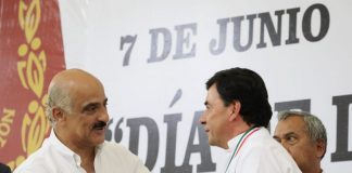 Ricardo Ahued entrega medalla a Jesús Ramírez Cuevas en reconocimientos del Club De Periodistas de México.