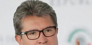 Garantizar atención a mujeres que pierdan un hijo durante parto o embarazo, propone Ricardo Monreal