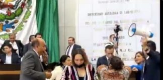 Viralizan video con imagen de sobrina de AMLO llevándose cel de diputado
