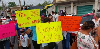 Bloquean vías el totocanapan para que fiscal les entregue los cuerpos de un niño y su abuelito