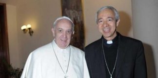 Monseñor Patrón sonríe /1