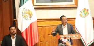 Frente a acusaciones de empresariado Cuitláhuac García defiende a funcionario a quien señalan de pedir sobornos.