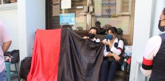 Sección 17 del Sindicato de telefonistas colocan banderas rojinegras en oficinas de Xalapa, Veracruz