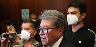 Ricardo Monreal condena medidas de Texas para frenar migración .