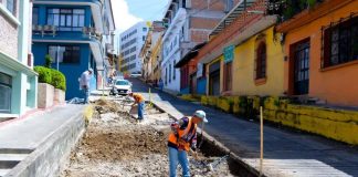 Ayuntamiento de Xalapa repara lozas en calles del centro .