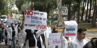 Estudiantes de medicina en Xalapa se unen a la movilización nacional de batas blancas.