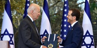 Herzog condecora a Biden con Medalla de Honor Presidencial .