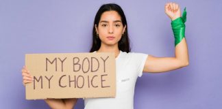 Feminismo global ante el robo de derechos de las mujeres .