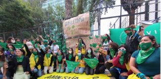 Mexicanas protestan frente a Embajada de EUA tras posible criminalización del aborto