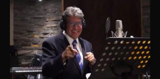 Ricardo Monreal canta Rap con jóvenes talentos.