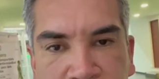 Retienen a Alejandro Moreno y esposa en aeropuerto de CDMX