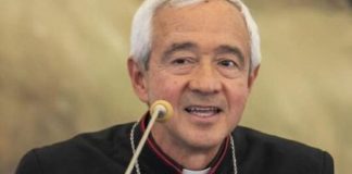 Monseñor Patrón sonríe /2