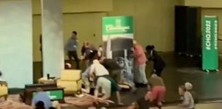 Salman Rushdie es atacado con un cuchillo en el cuello en Nueva York.