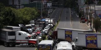 Bloquean carretera Xalapa-Banderilla por “un transporte sin extorsión” .