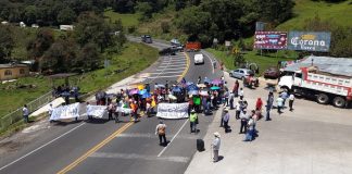 Cierran carretera federal en demanda de justicia por crimen de Allan Libreros .
