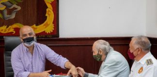 Ricardo Ahued recibe del cronista emérito José Zayden, colección de 15 libros