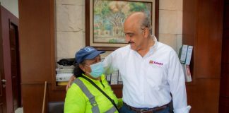 Acela Alvarado, trabajadora de limpia, recibe todo el apoyo de Ricardo Ahued