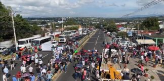 Cierran carretera Xalapa Veracruz para exigir alto a perforación de pozos de constructora Carpín.