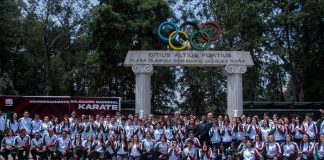 María José Alcalá abandera a equipos de Karate.